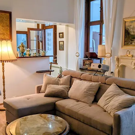 Vintage Vis-a-vis Park Tower 瓦乌布日赫